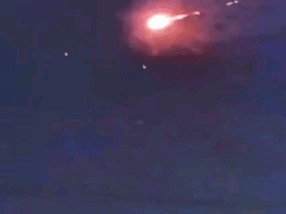应急局回应山东现不明飞行物被击落，夜空中两光相撞爆裂瞬间曝光2025年9月1