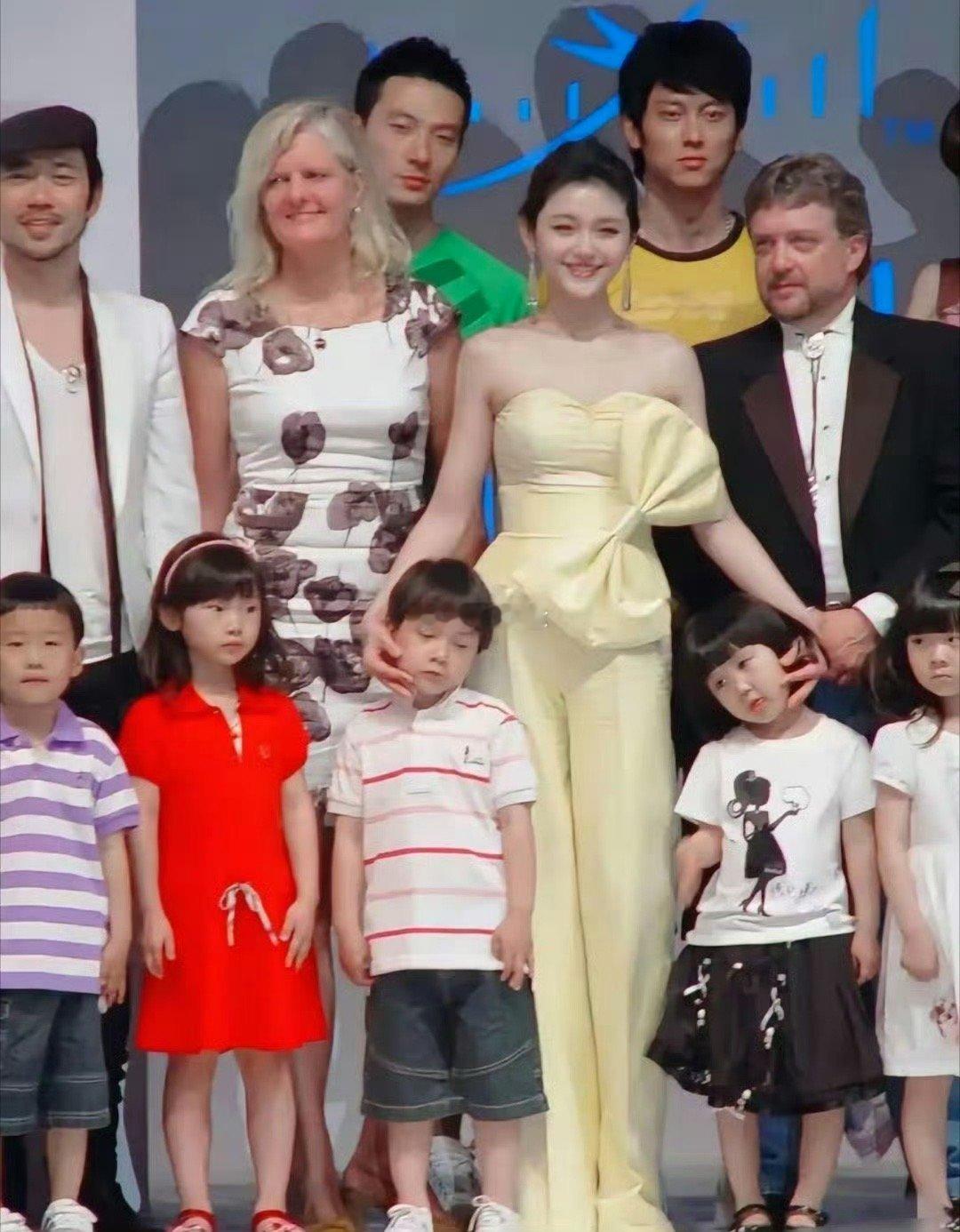 以前真的好羡慕大S这种“白到发光”，比“白人”还白的肤色。没想到竟然是用健康换来