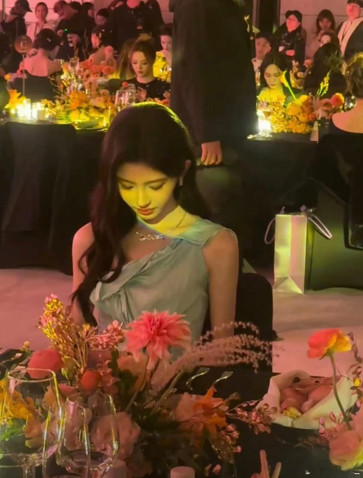 鞠婧祎一出手就知有没有🤤每次去活动都能美人一大跳各种镜头轻松扛住出神图和呼吸一