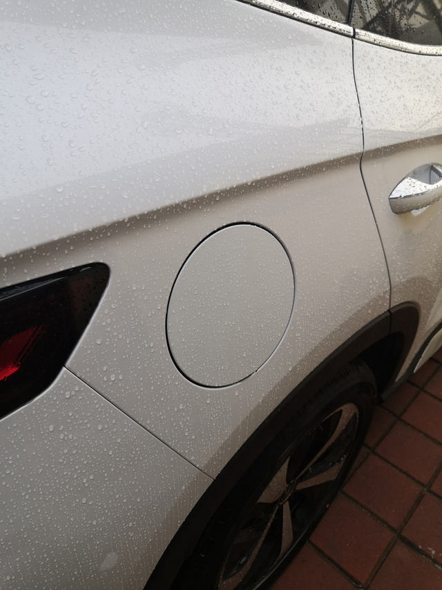 雨中充电是安全的提车半月了，前两天晚上露天充电，半夜里下大雨，醒来时已经下了很