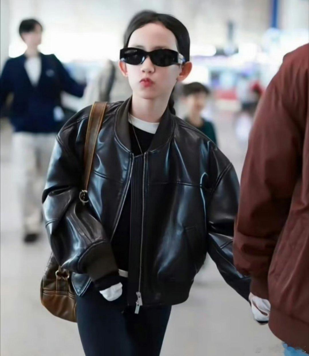 孙莉黄磊女儿多妹这么大了11岁的黄少艾以甜酷穿搭惊艳众人，皮衣、微喇裤等潮流单品