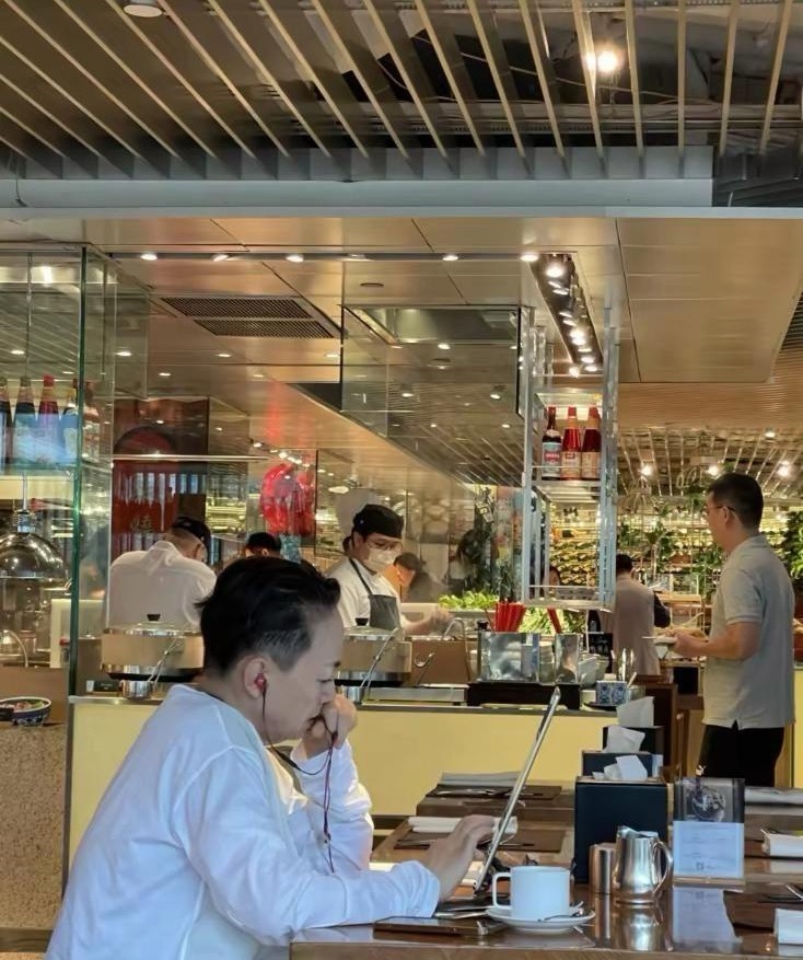 有网友香港偶遇明星宋丹丹，酒店吃早餐的时候发现了一个很潮的老太太，头发很短皮肤巨