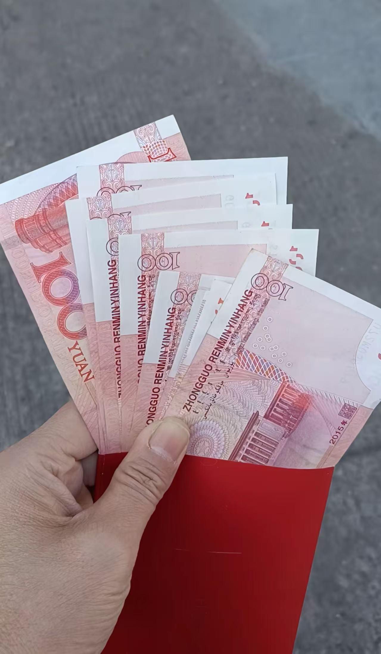孙子过生日，大妈包了1000块的红包，可儿媳的做法让大妈震惊了……大孙子过生