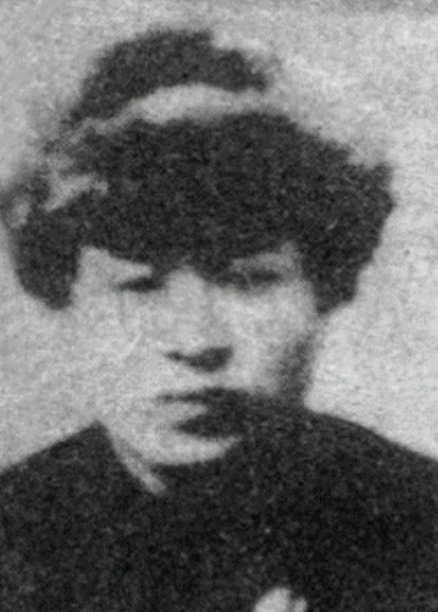 1941年在山东淄博，八路军战士郑希和刚刚单独执行任务回来，途中遇到八名日本鬼子