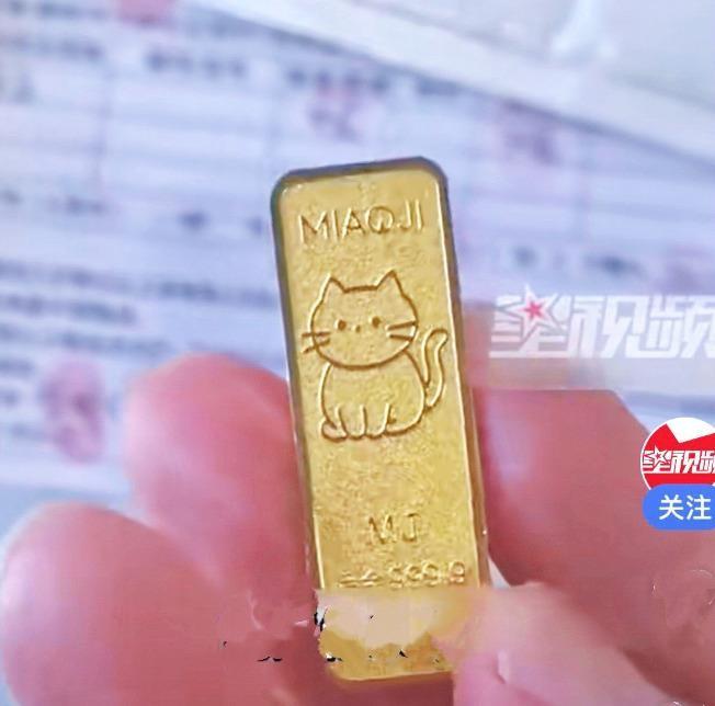 山东德州，一家做金银回收的商贸行里，进来一个小男孩。个头不高，学生头，校服味儿