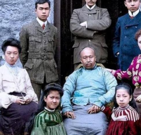 1927年，康有为已是风烛残年，躺在床上奄奄一息。他紧紧搂着年仅22岁、娇艳如花