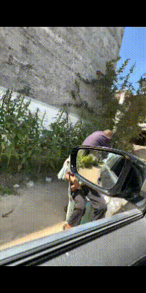 泪目了！一男子开车，看到老人在翻垃圾桶，旁边还有老伴，一看就是身体有病。男子于心