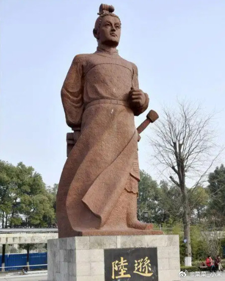 夷陵之战刘备大败，蜀军损兵折将，军械物资尽数损毁，刘备只身退守白帝城。战后多位东