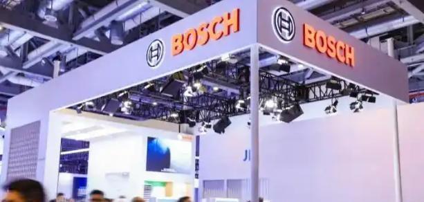 博世要裁2.2万人。你没听错，就是那个全球最大的汽车零部件巨头。问题是它不是因为