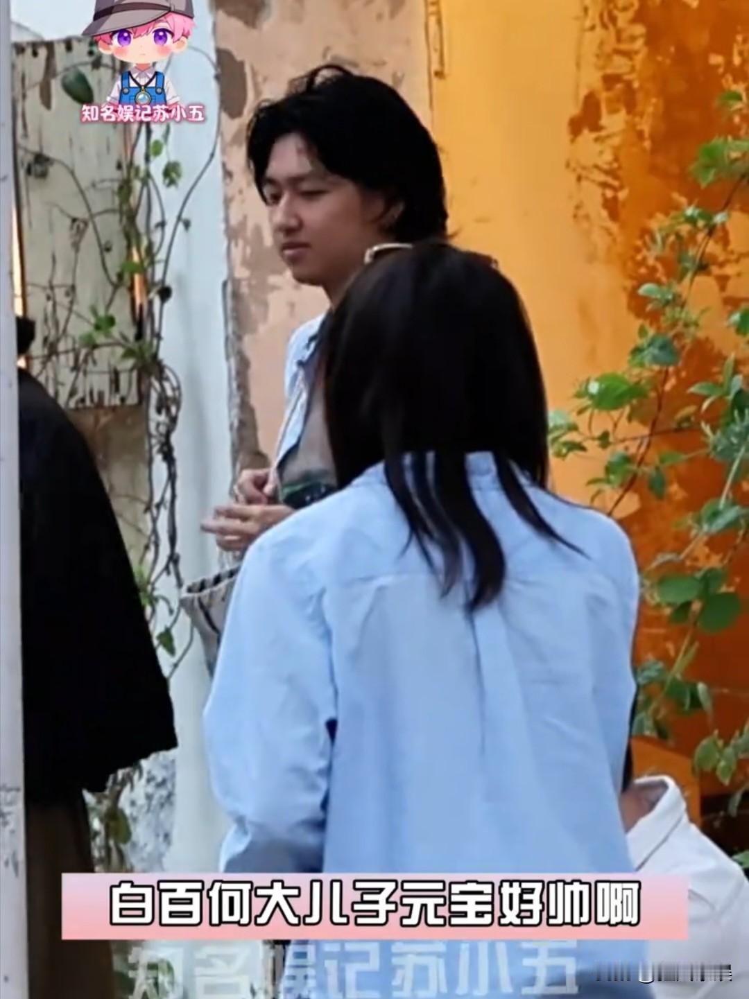 白百何和儿子，真实状态曝光！5月15日，有娱记拍到白百何和儿子的同框照片，白