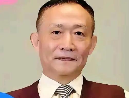 卢麒元又火了，网上吵得脸红脖子粗，谁也说服不了谁。他直播说“精英不爱国，就是下一