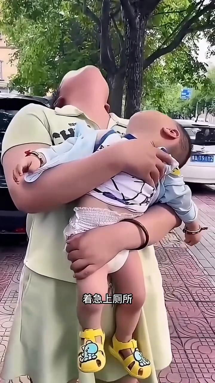 闺蜜带娃。这波堪称顶级智斗。小宝特别怕生人，只要妈妈不在身边就会哭闹。这次妈妈