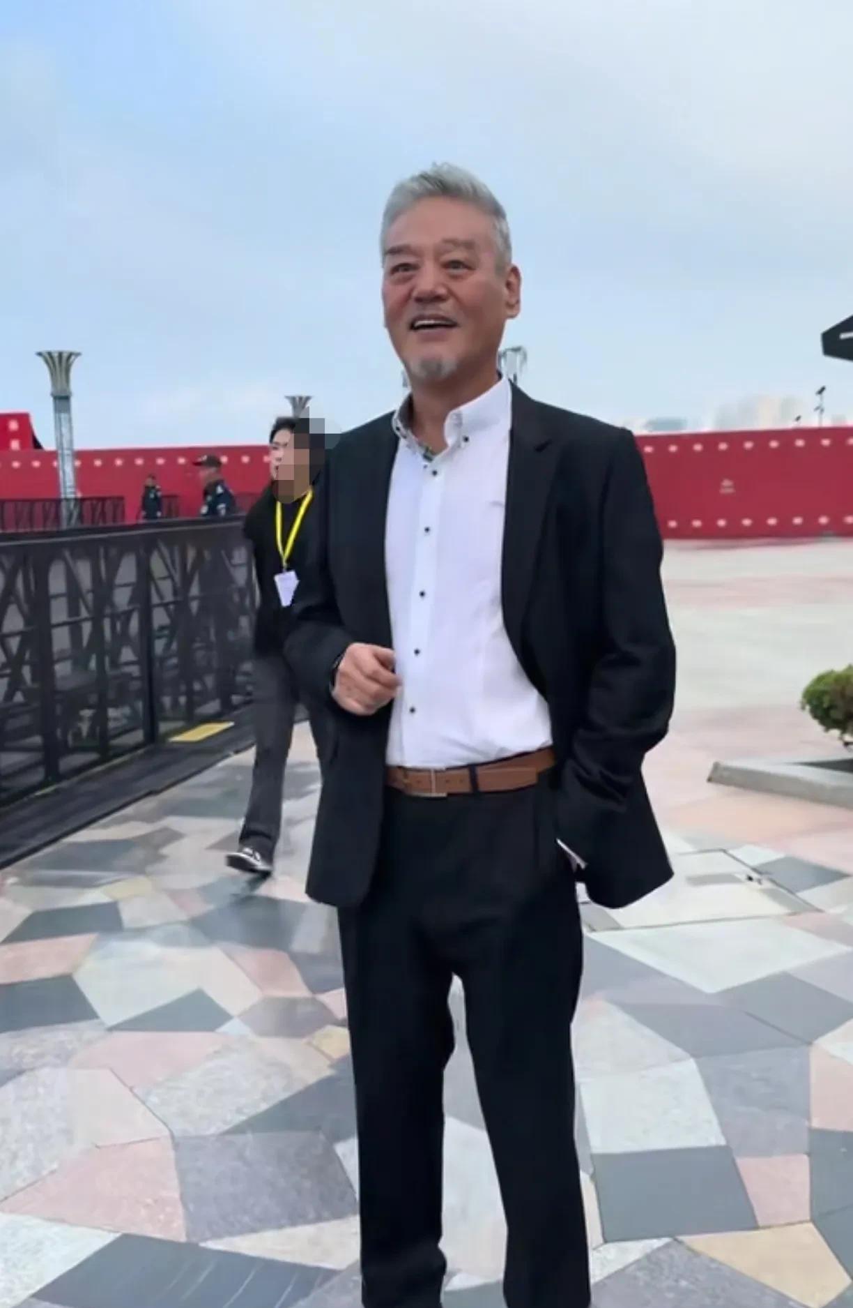 偶然之间刷到了实力派演员巍子，看他头发和胡须都白了，也是老了，肯定老了呀，都69