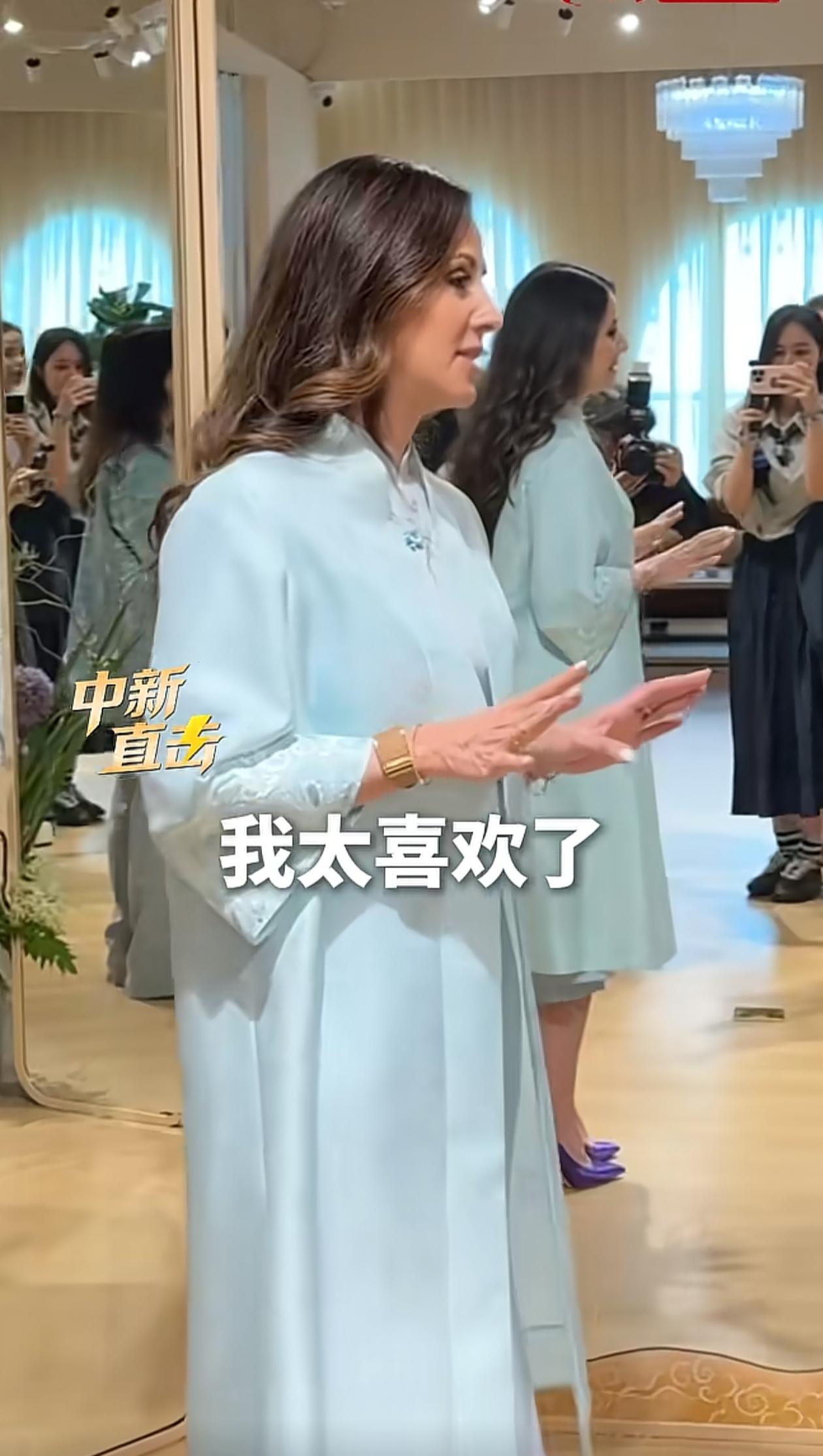 武契奇夫人穿上旗袍裙后舍不得脱下，她直言“我太喜欢了”。这种旗袍应该采用的是丝绸