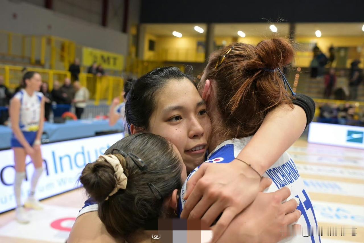 这是一场没有泪水的狂欢[吐舌头眯眼睛笑]庄宇珊紧紧地抱着队友，从一点攻到多点开花，从连败到