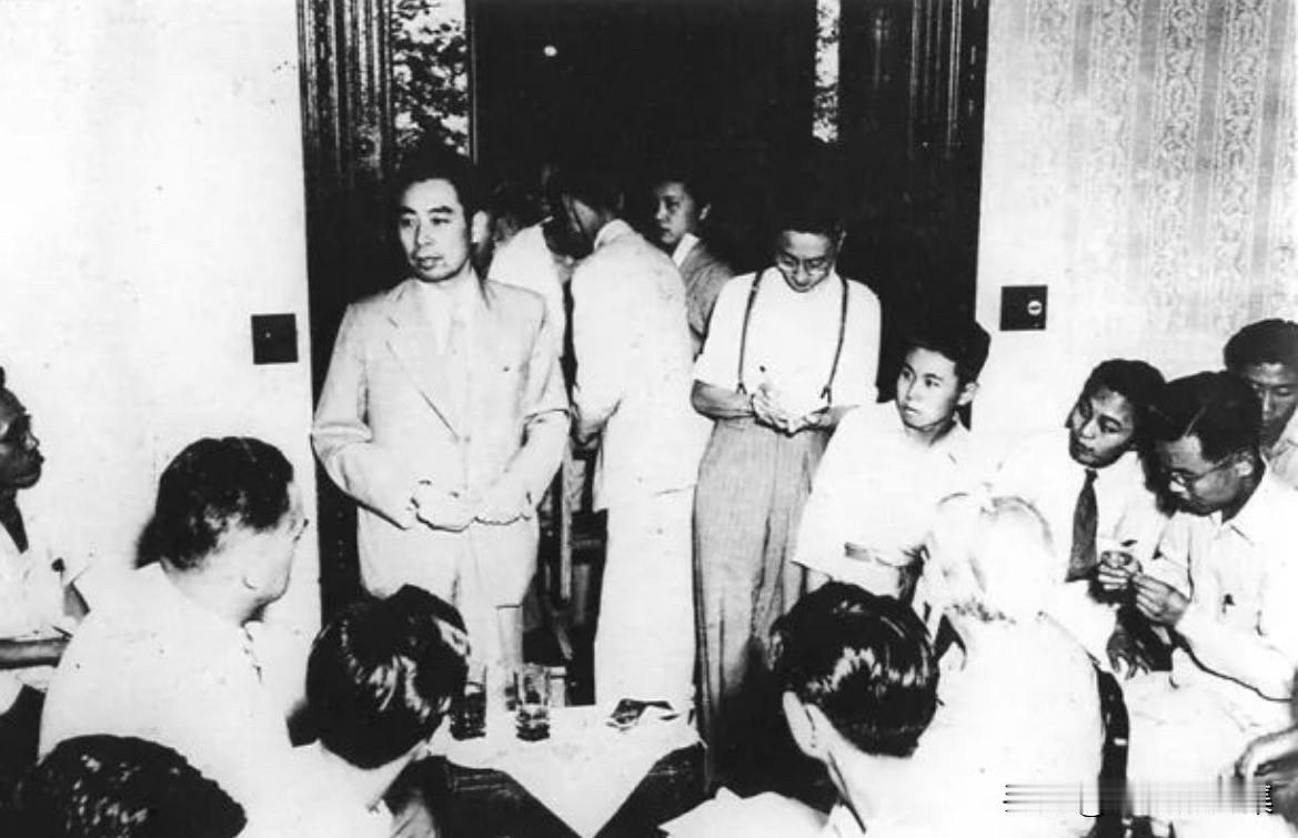 1946年11月16日下午，在国民党单方面召开“国民大会”的第二天，周恩来在南京