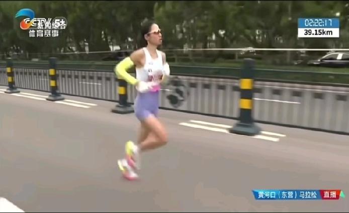 山东东营马拉松，国内女子冠军是程序员黄雪梅，国内女子第二是护士张水华，第三是安徽