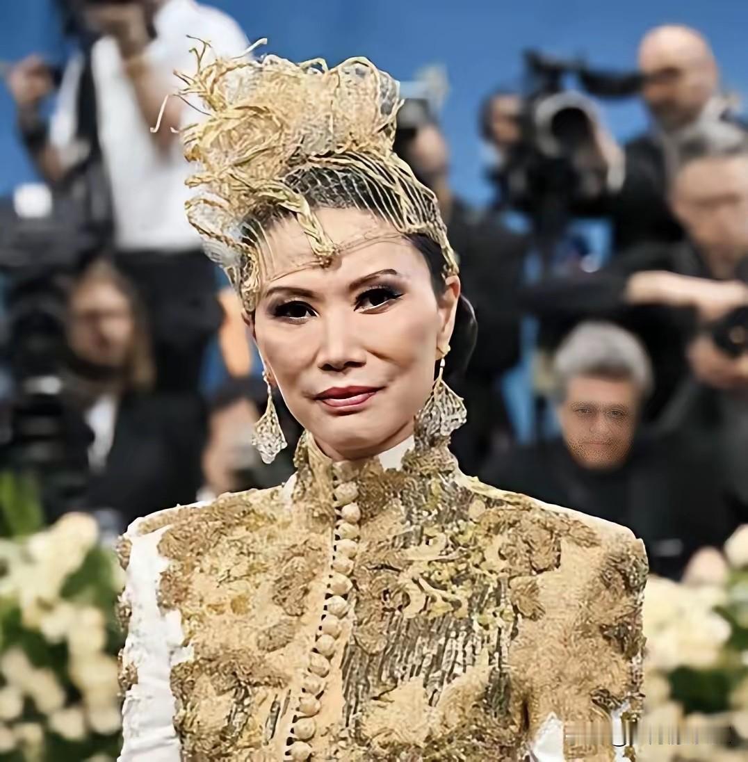 邓文迪确实是个不简单的女人。她原名邓文革，1968年生于山东济南，美籍华人，曾
