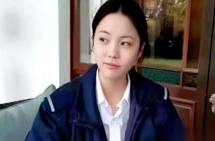 在零下几十度的无人区，衣服被叠得整整齐齐，旁边放着半瓶安眠药。24岁，南航的六