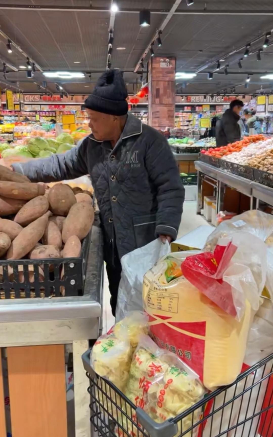 别嫌退休金3000块少，真比儿女给的靠谱多了！总有人跟我念叨，退休金一个月