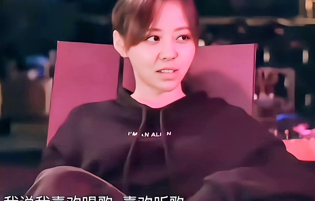 歌手张靓颖说，14岁的时候，我妈妈去找工作，我和妈妈一起去的，她在和人聊工作的