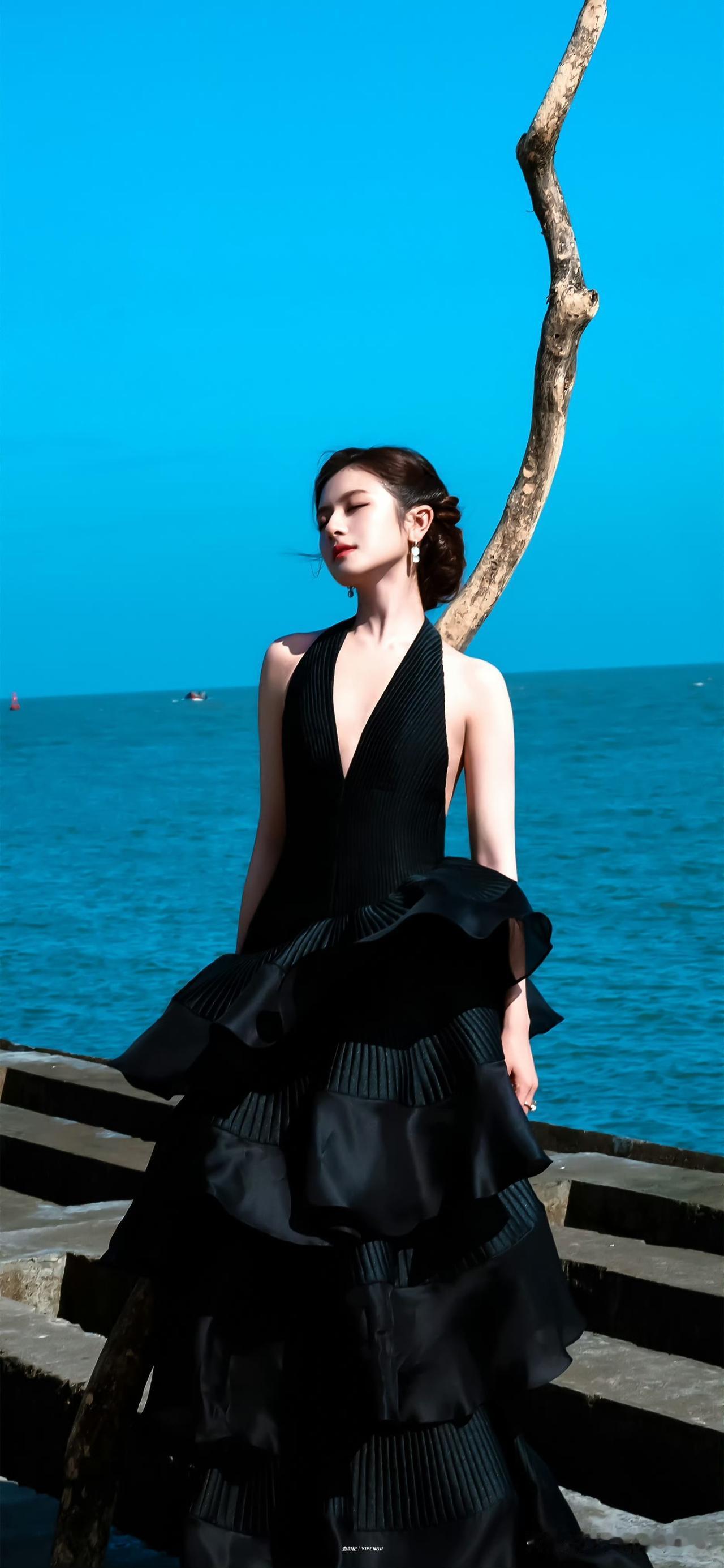 哇，李兰迪这身造型也太合适了吧！黑色V领挂脖礼服简直是又纯又欲，好正点啊！！