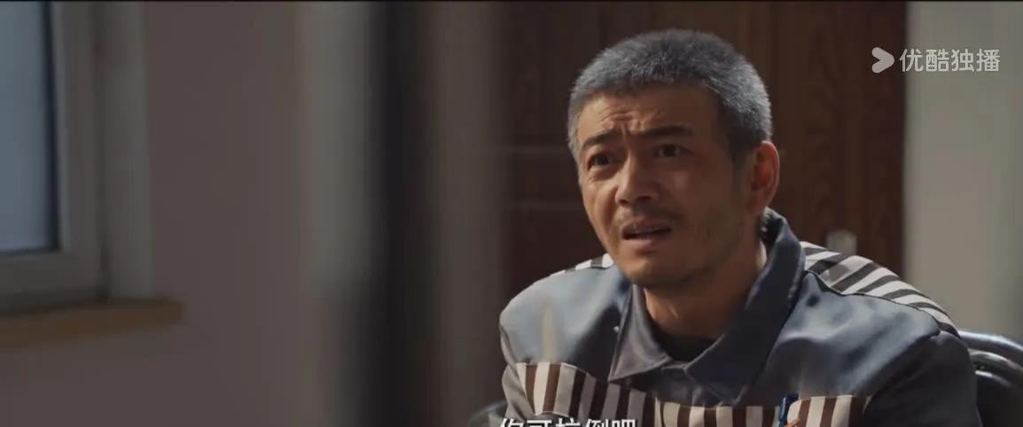 《以法之名》张文菁想继续替万海辩护，还大家伙清白。万海不仅拒绝，还反问张文菁：你
