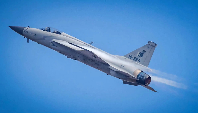 枭龙是俄血统战机？俄媒给出一个铁证，中方网友哑然失笑！俄罗斯军事网站Topwar