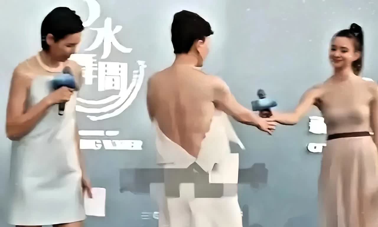 59岁的刘嘉玲现身活动现场。转身拿话筒时，后背肌肤松弛一览无余。曾是红毯女王的