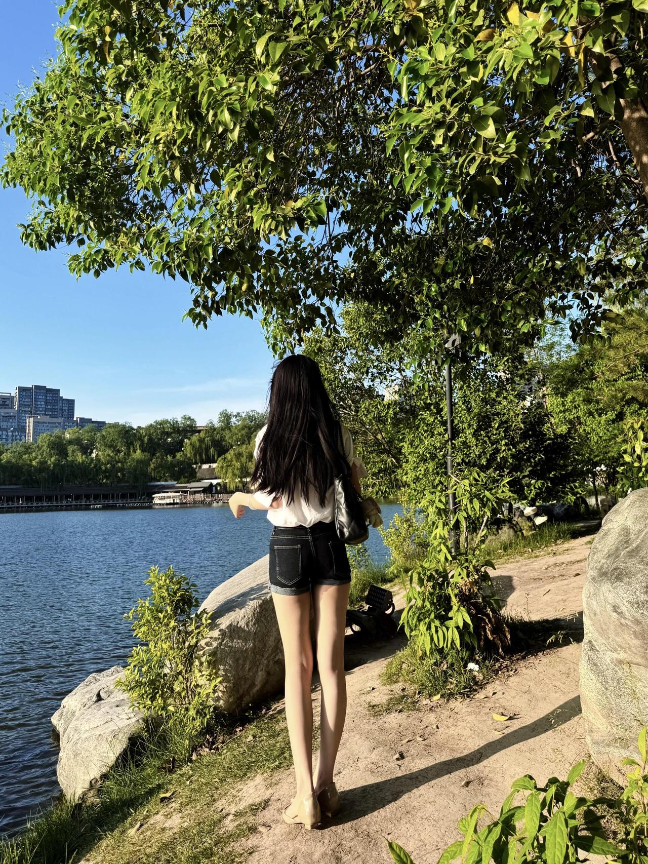 一个男人，随便找个搭伙过日子的女人，太容易了。只要你有份稳定收入，长相