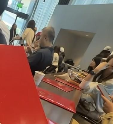 嫁入豪门九年，章泽天给所有名媛上了一课：与其在贵妇圈比谁的包贵，不如直接把顶级学府的课表排满，这才是