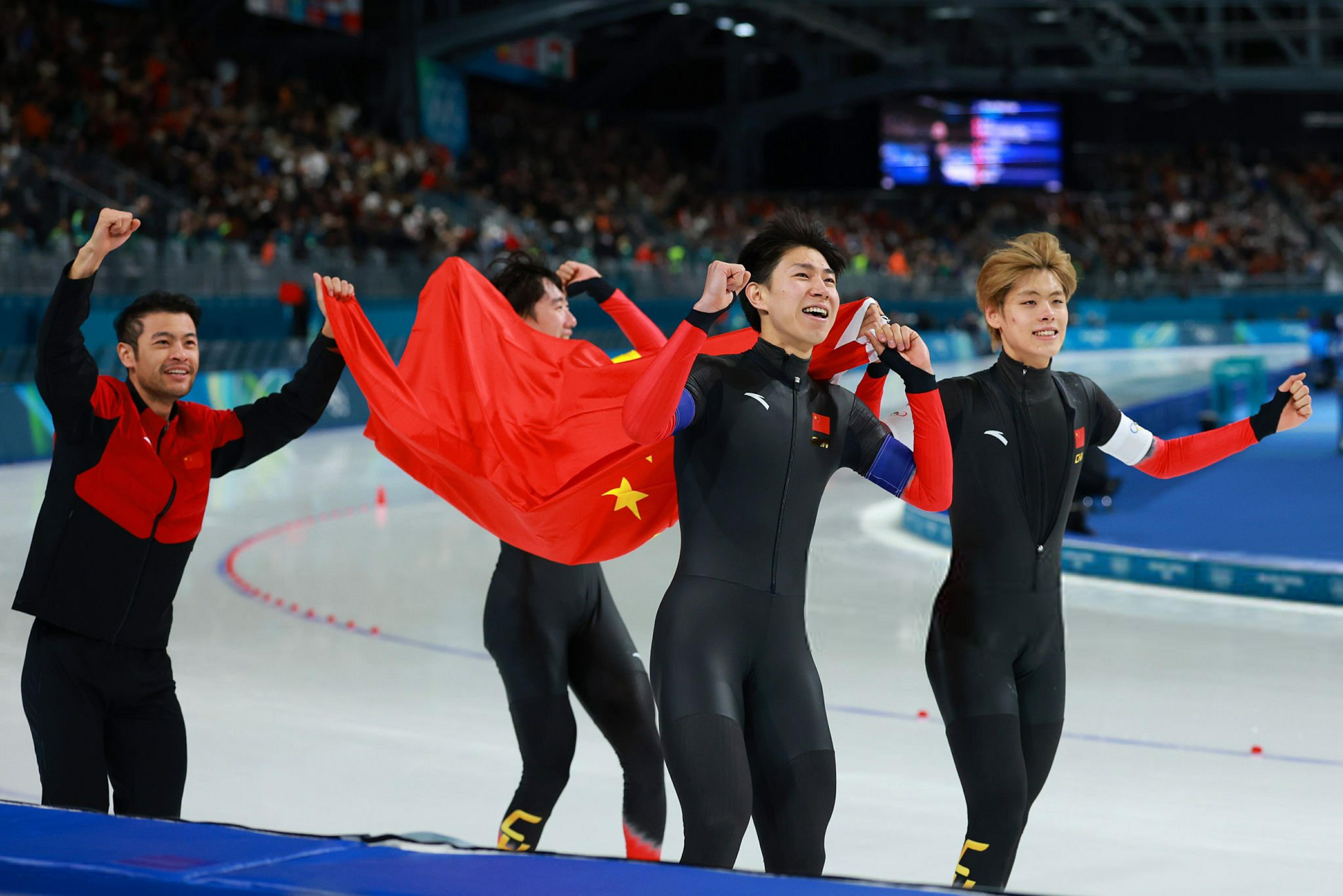 中国速滑男团铜牌颁奖现场美图大赏！恭喜中国队获得米兰冬奥会速度滑冰男子团体追逐
