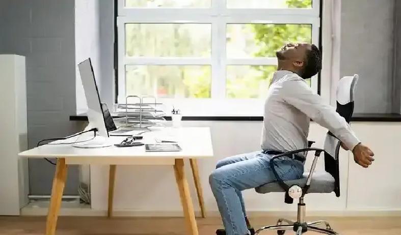 55岁男人爬两层楼就得停下喘粗气，腿肿得鞋都快撑破，一周体重猛涨好几斤——这不是