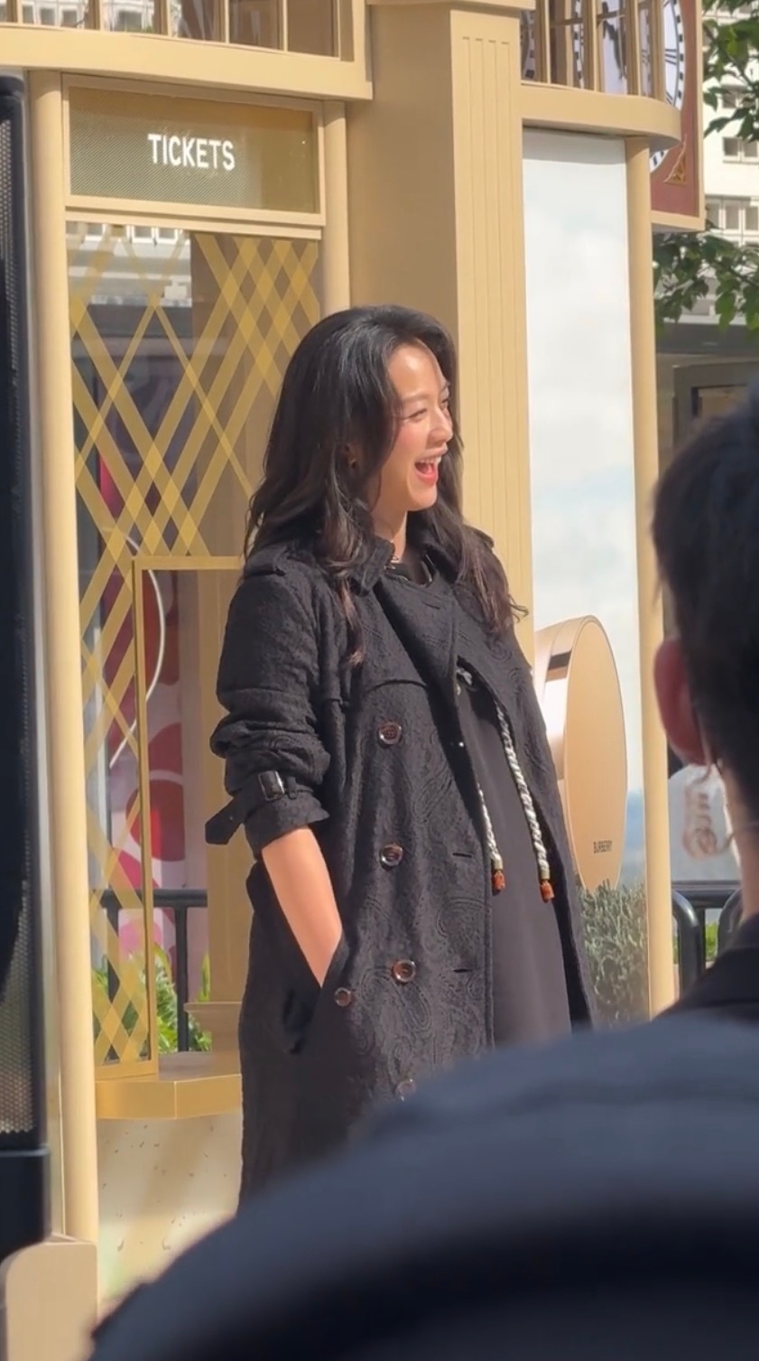 汤唯二胎孕肚汤唯挺孕肚现身活动恭喜汤唯姐姐，二胎孕肚好明显了～