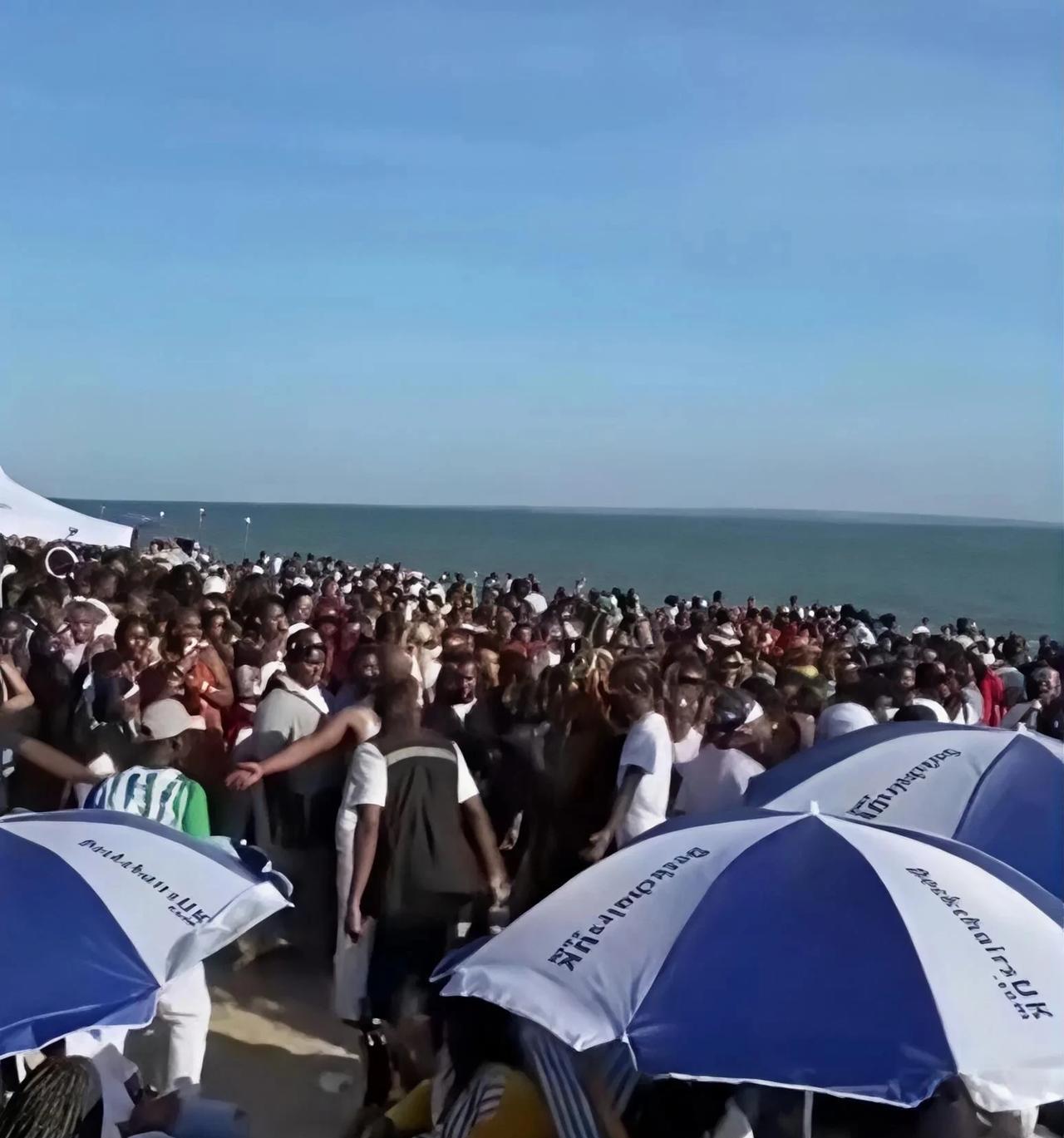 英国人称，贝克斯希尔海滩是属于我们的，却被你们给挤占了。黑人们则讲，你瞧这乌压
