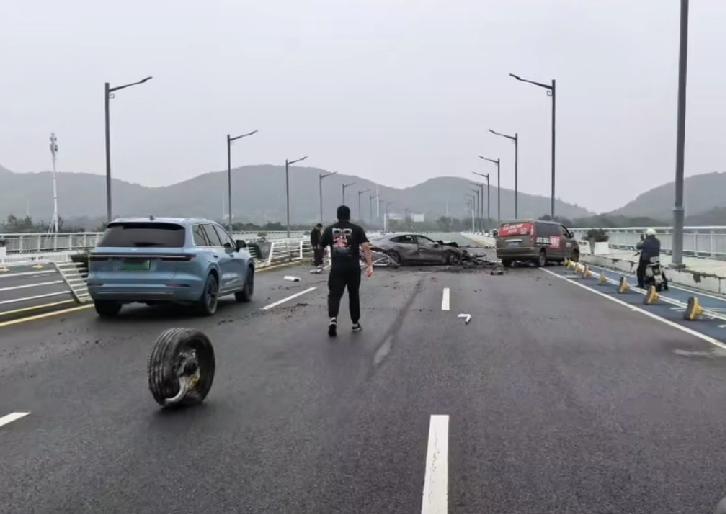 小米汽车又出事了！重点不是事故本身，而是事故车一只轮子留在了车子数米远的地方。今