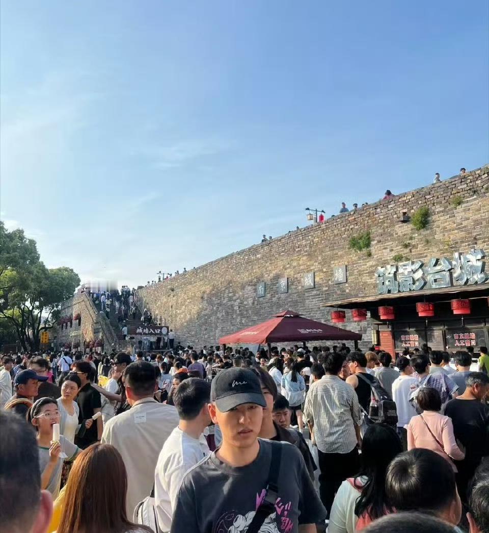 终于弄明白了为什么越来越多人五一不出去旅游了不是不想出去放松了，也不是不爱玩
