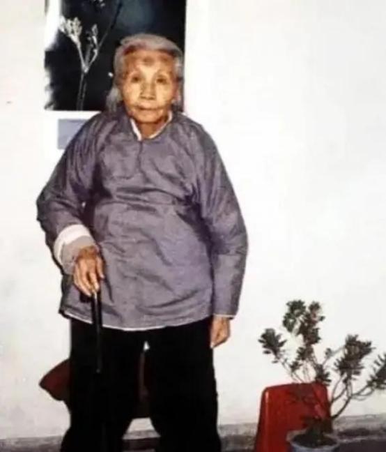 1992年，88岁老奶奶叮嘱孙子说道：我死后，一定要好好保存遗体，将来会出现奇迹