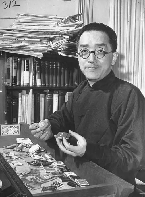 1948年，胡适收到最后通牒：只要不跟蒋介石走，仍可担任北大校长一职。毛主席也说