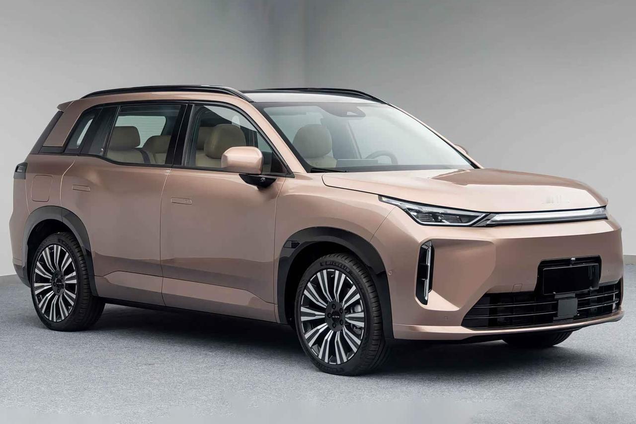 11月3日，广汽埃安首款增程车型AIONi6亮相并开启预售。新车增程版起价12