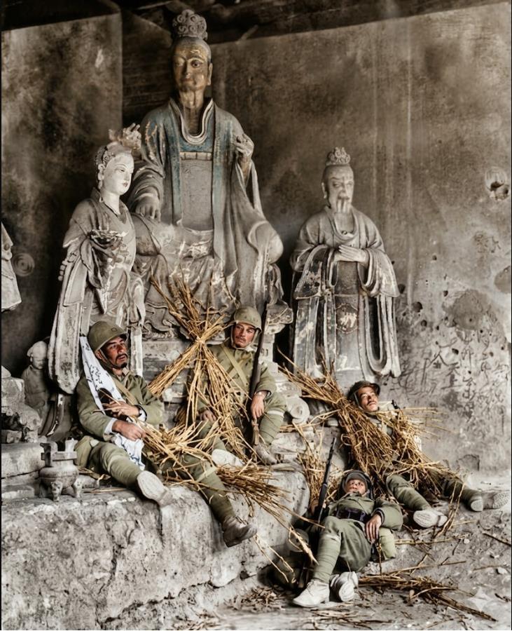 1937年，侵华战争期间，几名疲惫的鬼子兵在我国一座破败的古庙中休息。一尊高大
