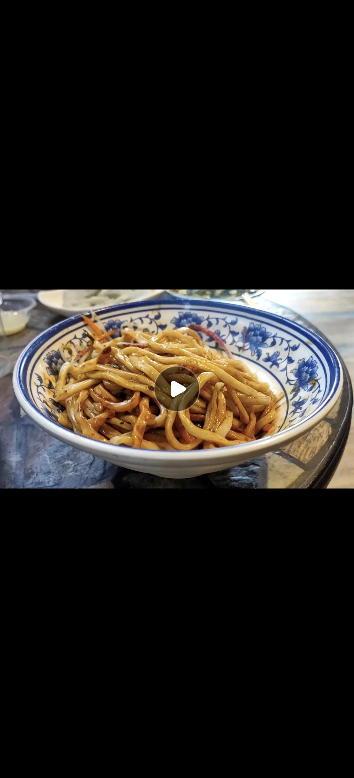 我和老伴在北京玩了一天，在什刹海吃的中午饭，我们点了两碗老北京爆肚炸酱面，一盘拍