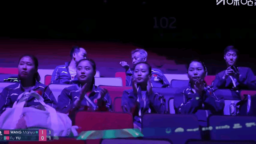 佳佳鼓掌鼓得最热烈，这就是世上最好的佳佳！曼昱迎战48岁老将付玉时，由于双方实