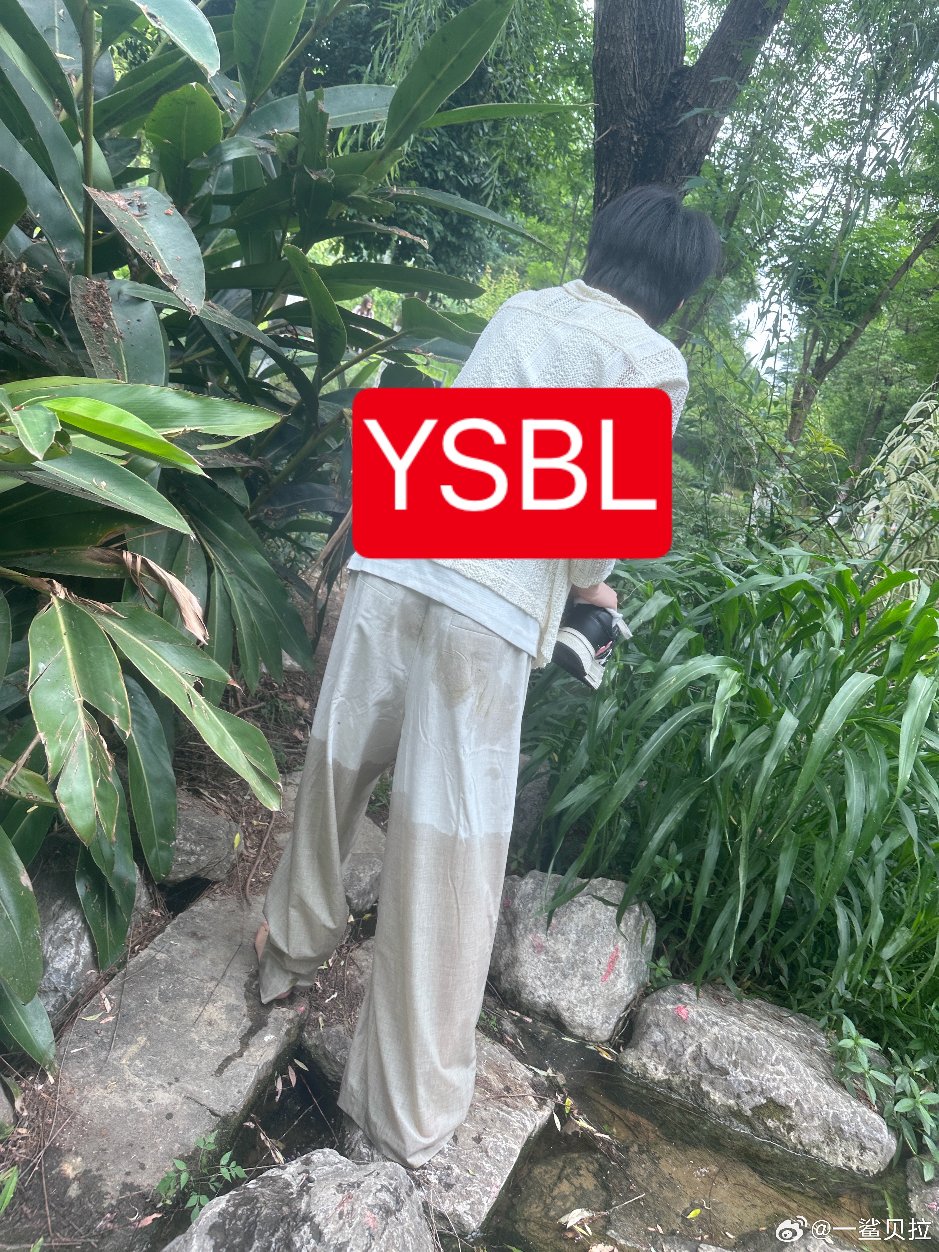 我孩子就这样打赤脚（裤子湿了妈拿回家给你烘干啊🥹