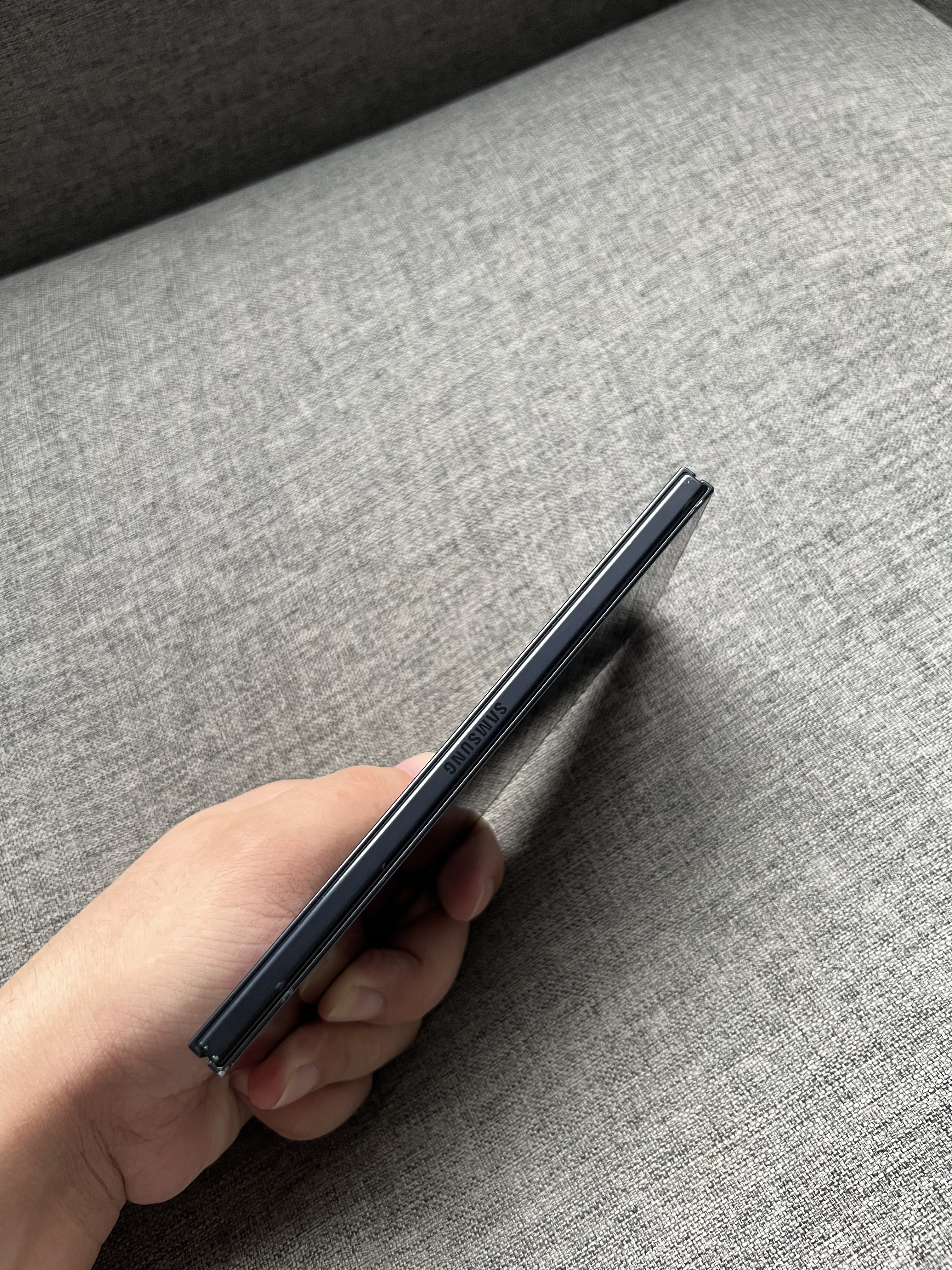 三星ZFold712+512G秘影黑屏幕完美，内屏显示小彩点(图4)，外壳