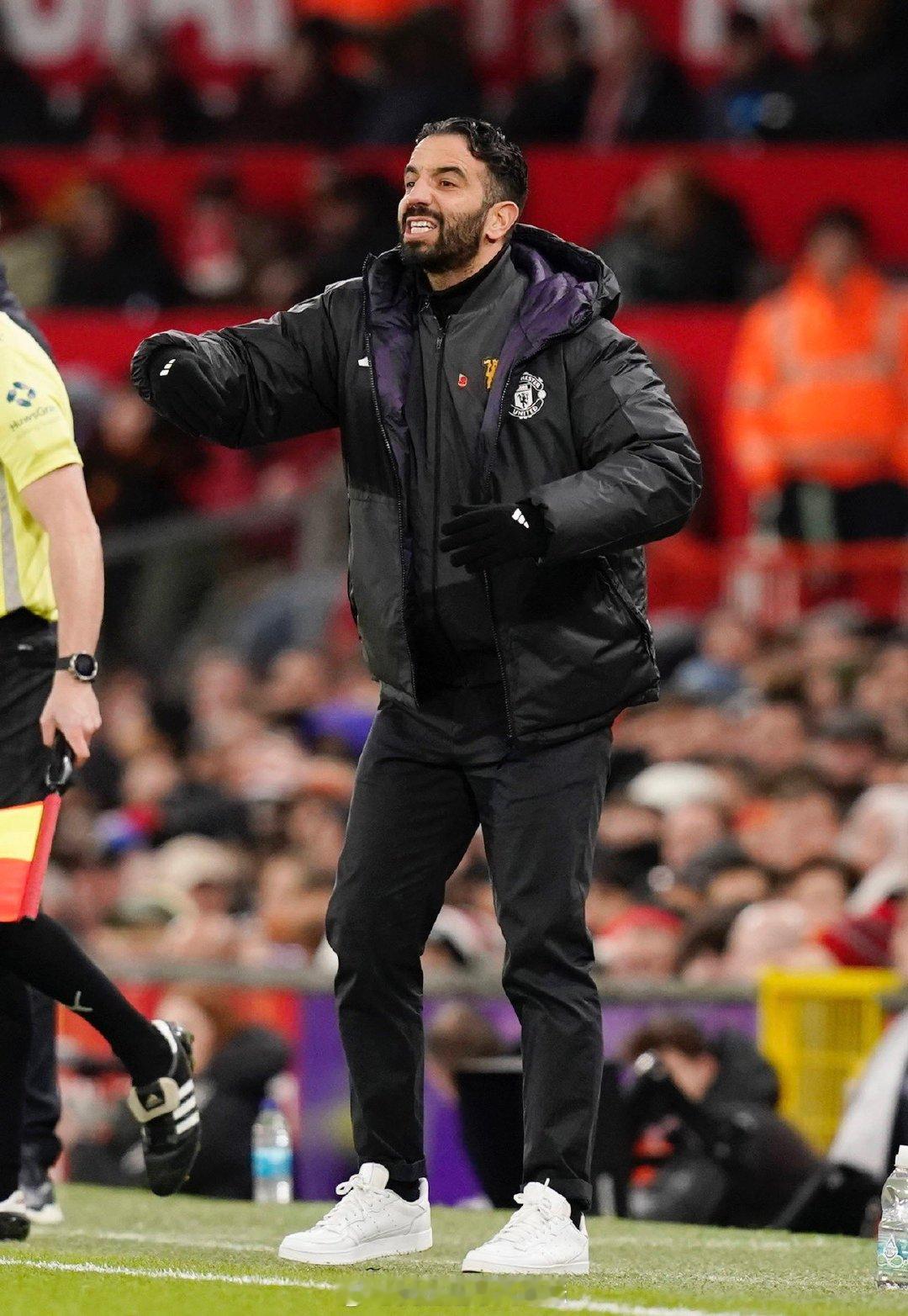 【阿莫林赛后言论】，曼联主帅阿莫林赛后在接受采访时表示：“本场比赛，不管是11人