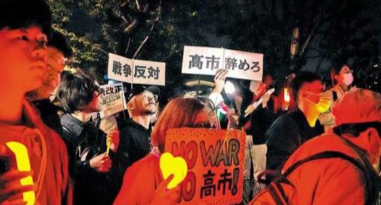 高市早苗被逼到“墙角” 日本爆发数十年来最大反战游行 5月10日，数万日