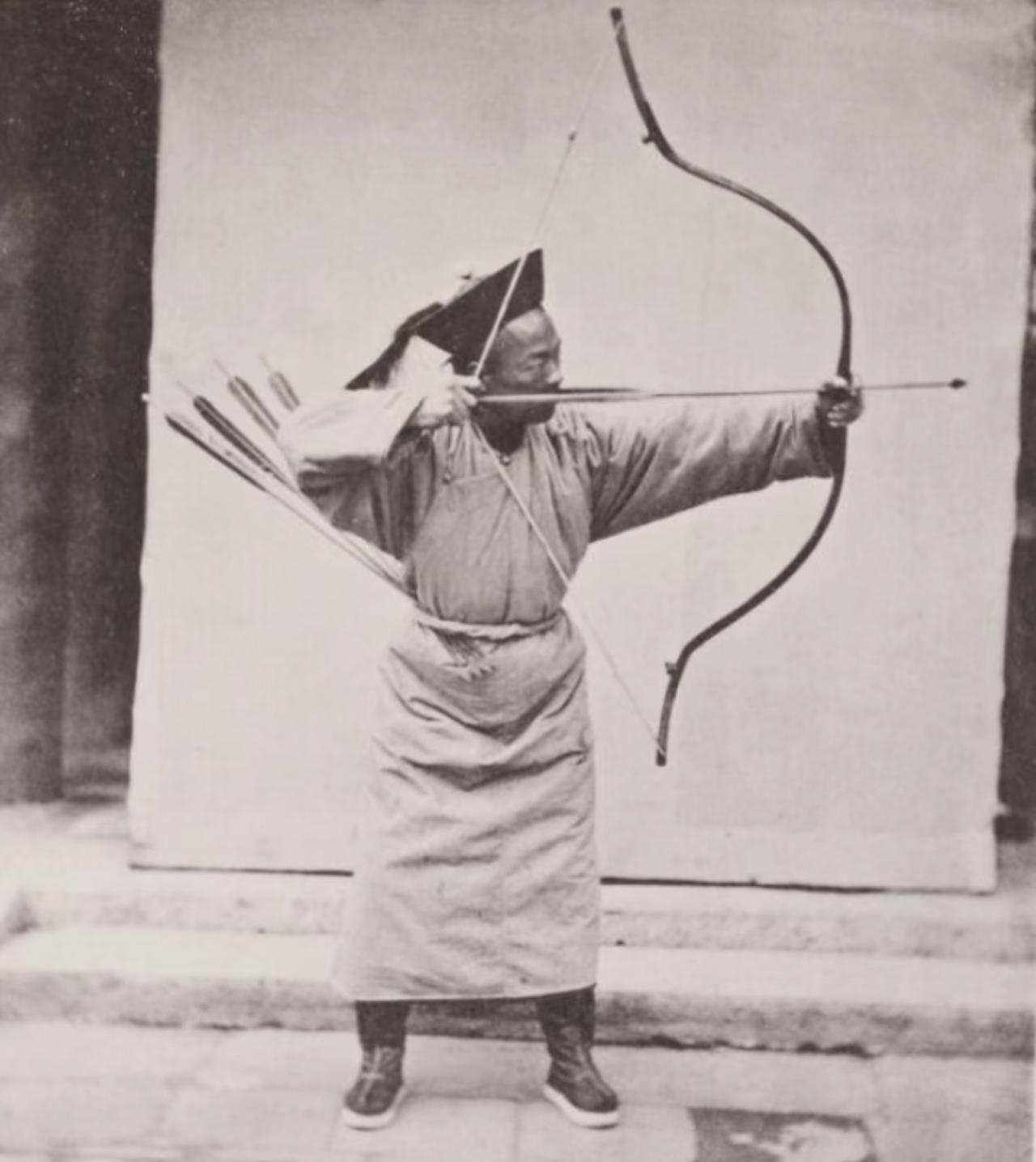 很多人印象里晚清八旗兵全是提笼架鸟抽大烟的混子，可1874年英国摄影师汤姆森在北