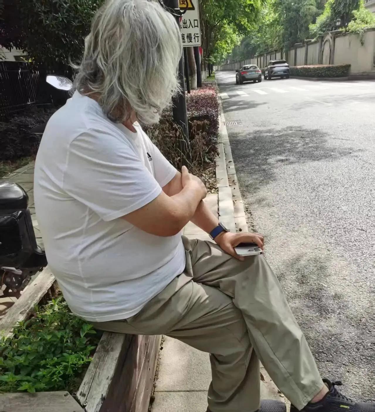74岁张纪中撞车担全责，路边诉苦养娃艰辛，满头银丝惹人怜在大众的固有印象里，身