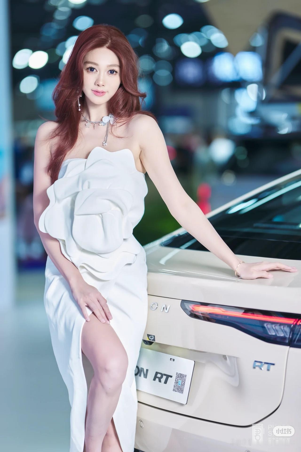 美女车模小粉儿穿搭写真